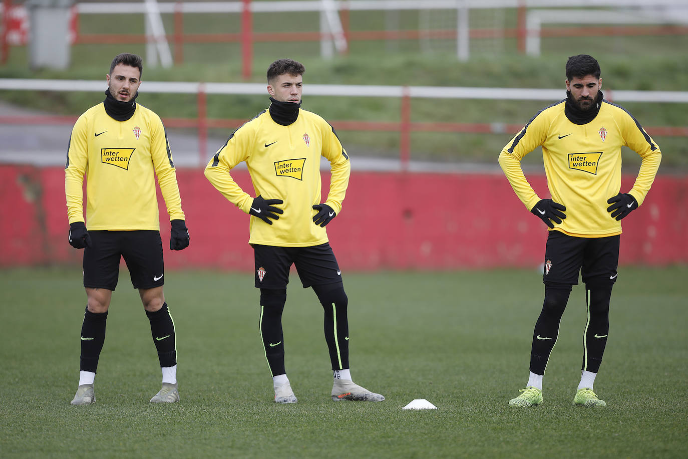 Catorce jugadores en el entrenamiento del Sporting