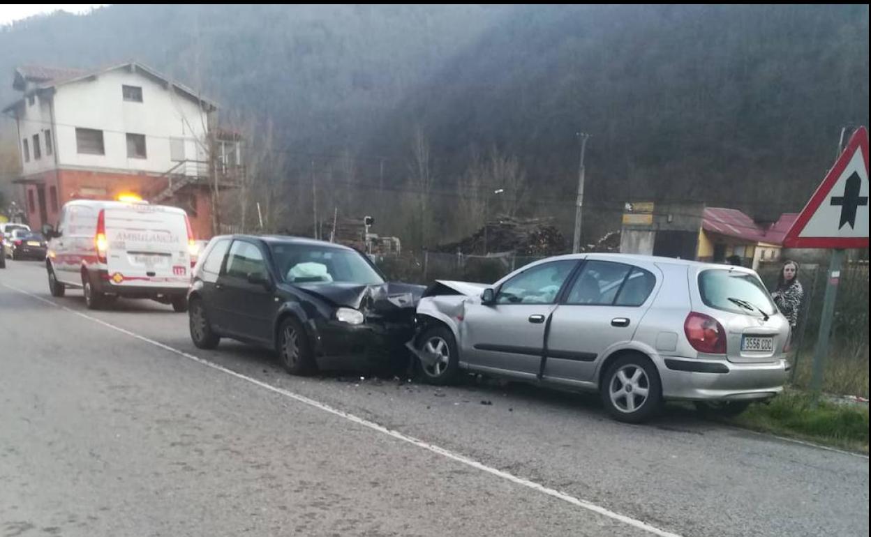 Los dos turismos siniestrados en la carretera AS-112.