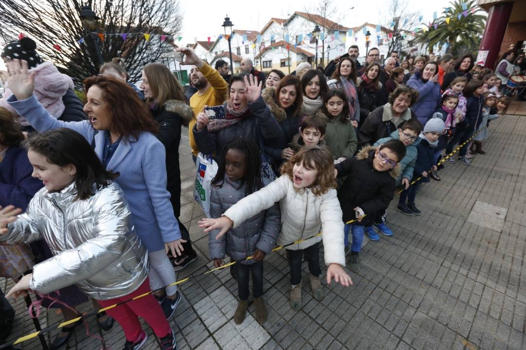 Los niños de El Coto, en Gijón, han recibido la visita anticipada de los Reyes Magos, a quienes han trasladado sus deseos para la gran noche del 5 de enero.