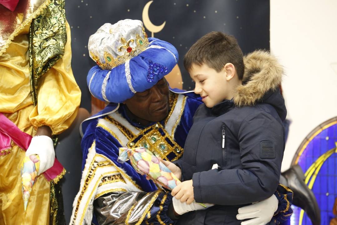 Los niños de El Coto, en Gijón, han recibido la visita anticipada de los Reyes Magos, a quienes han trasladado sus deseos para la gran noche del 5 de enero.