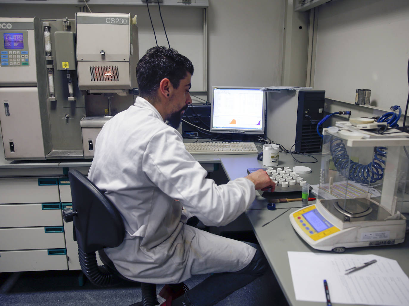 Rafael Espejo en el Laboratorio de Análisis Químico.