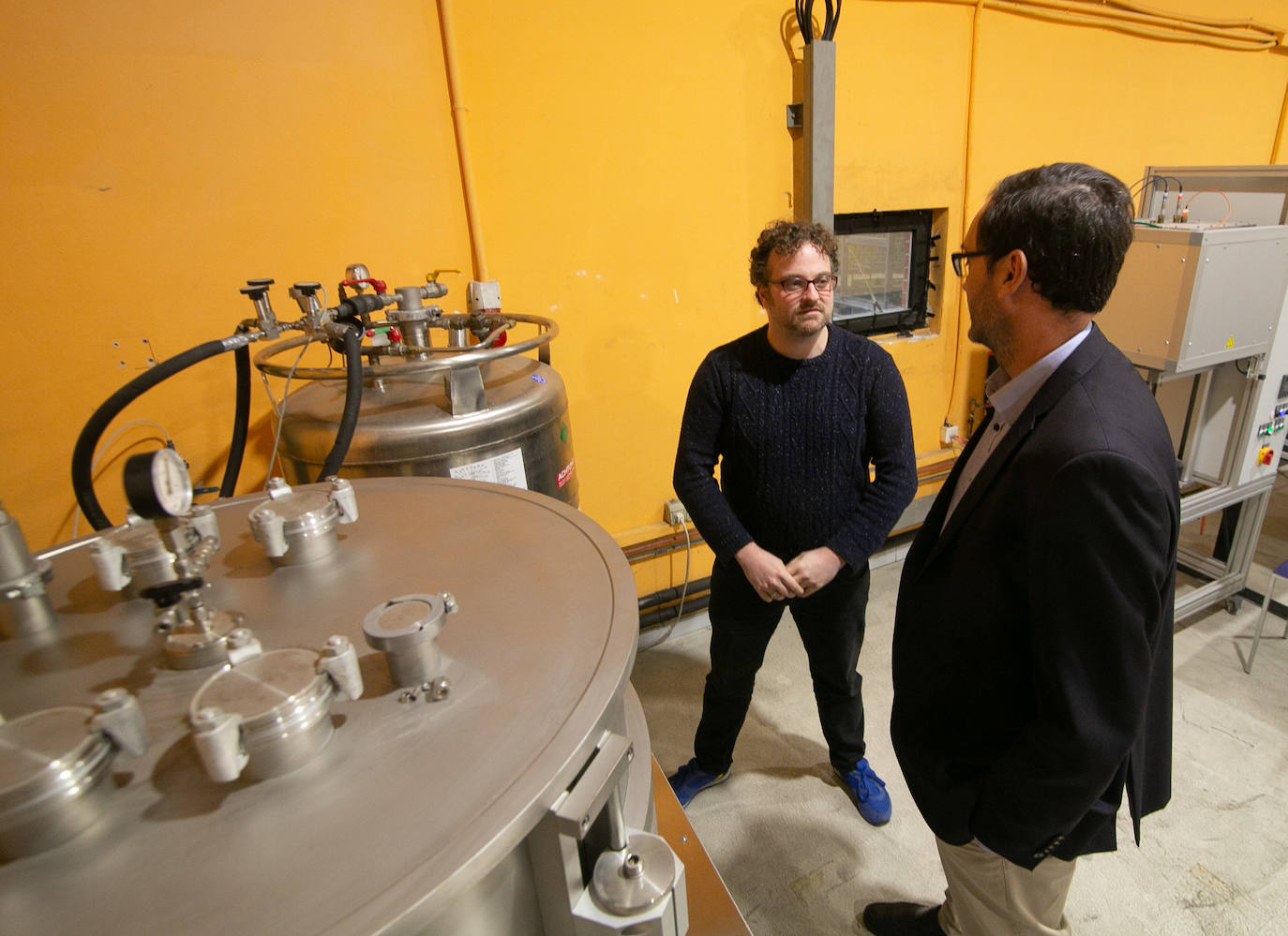 Jose Ramón Campello e Íñigo Felgueroso conversan en el Laboratorio de Alta Temperatura