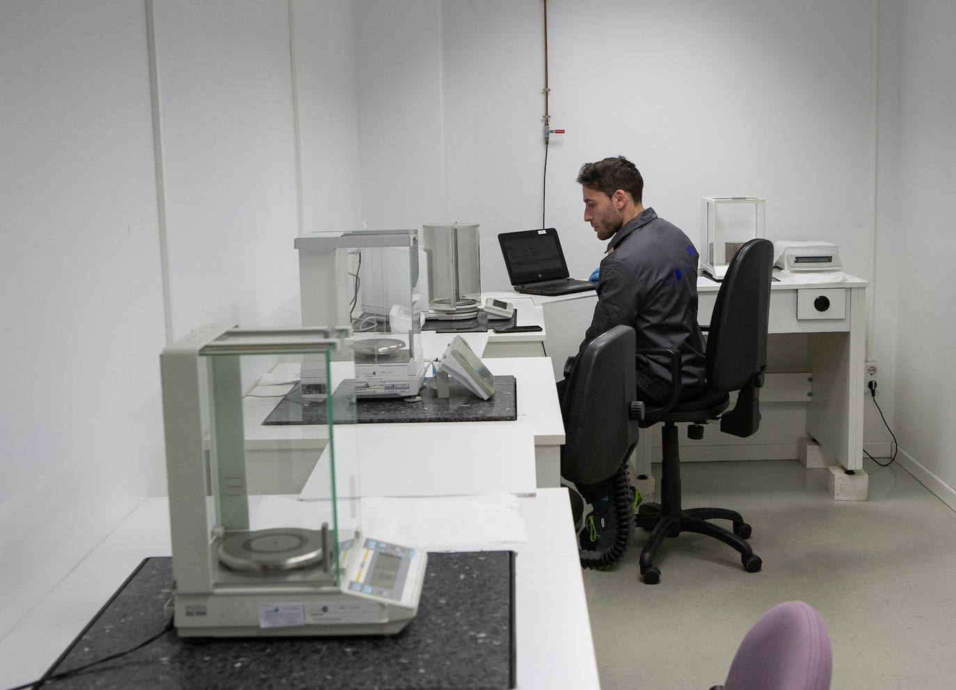 Julio César García en el Laboratorio de Metrología.