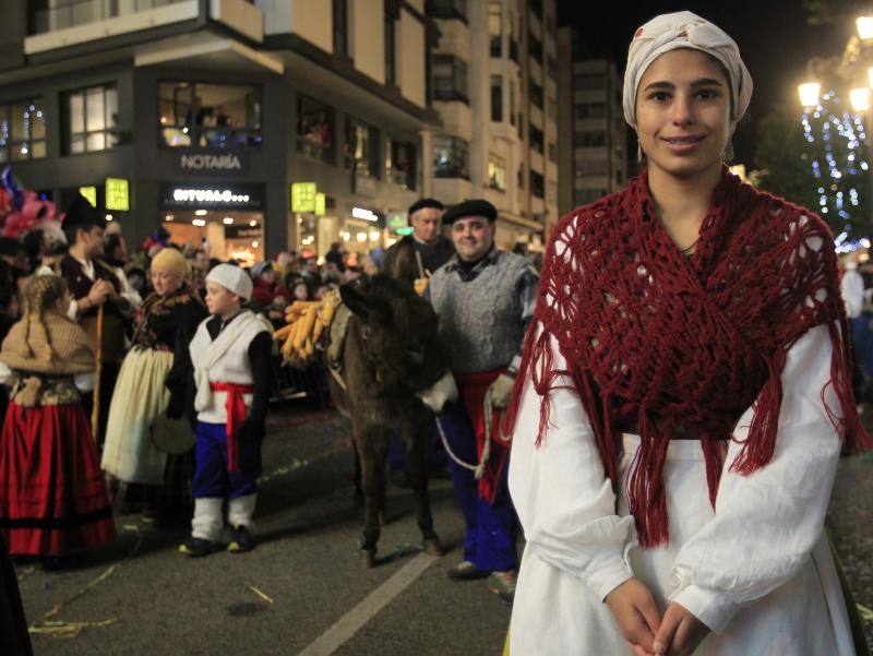 Fotos: Toneladas de ilusión en el desfile de Oviedo