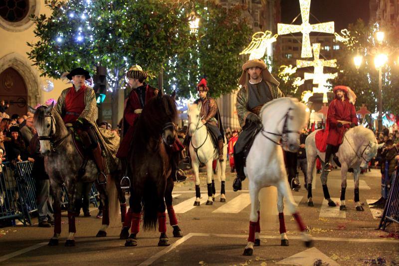 Fotos: Toneladas de ilusión en el desfile de Oviedo