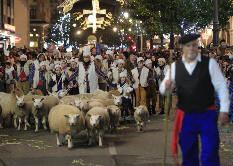 Fotos: Toneladas de ilusión en el desfile de Oviedo