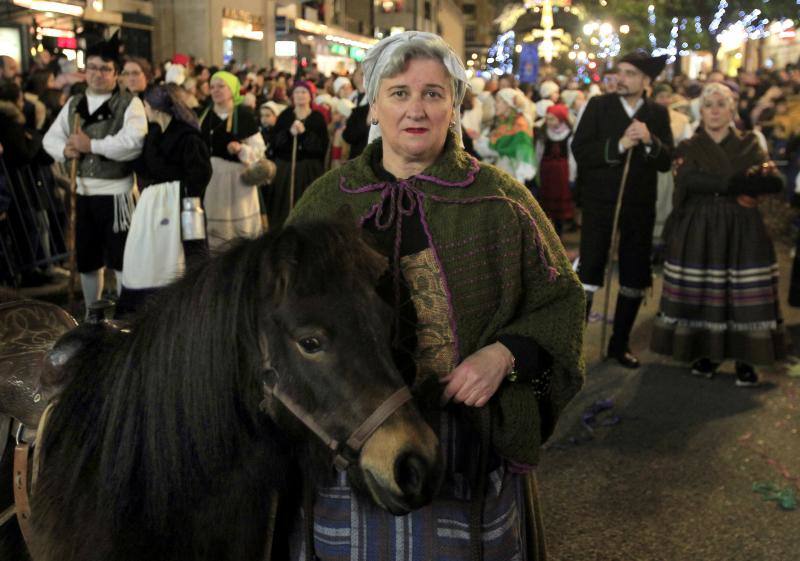 Fotos: Toneladas de ilusión en el desfile de Oviedo