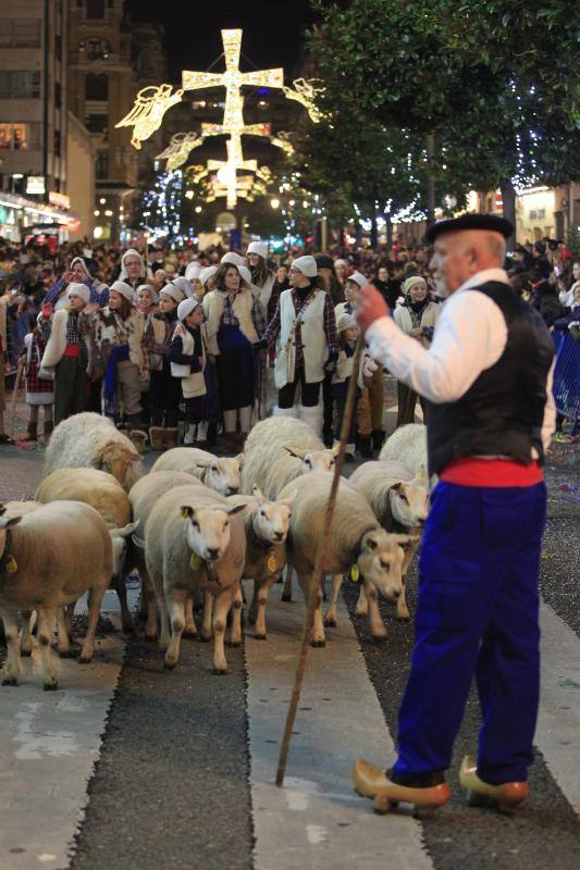 Fotos: Toneladas de ilusión en el desfile de Oviedo