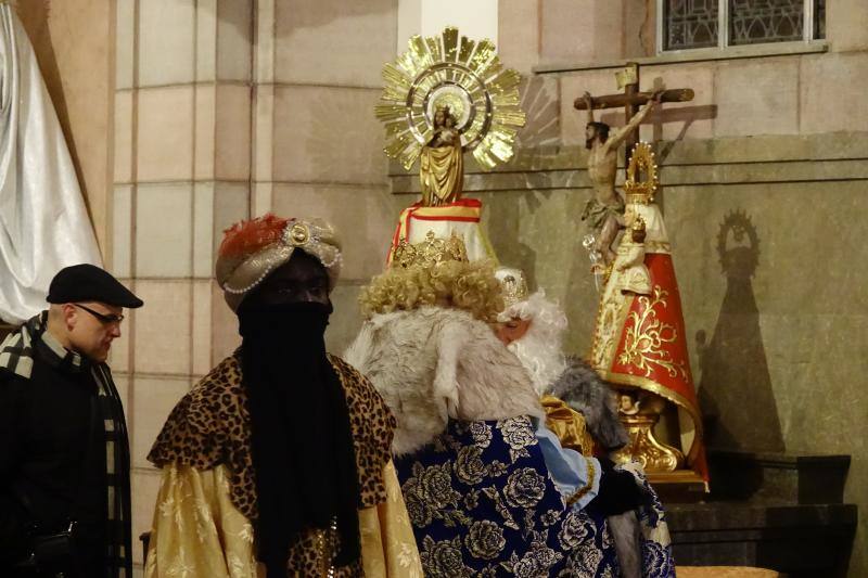 Los Reyes llegaron al oriente de Asturias: Amieva, Cabrales, Arriondas, Infiesto, Colombres, Panes, Ponga, Ribadesella, Villamayor, Cangas de Onís y Llanes cargados de buenos deseos. 