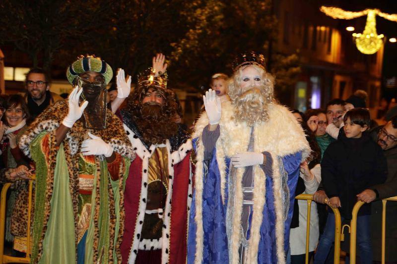 Los Reyes llegaron al oriente de Asturias: Amieva, Cabrales, Arriondas, Infiesto, Colombres, Panes, Ponga, Ribadesella, Villamayor, Cangas de Onís y Llanes cargados de buenos deseos. 