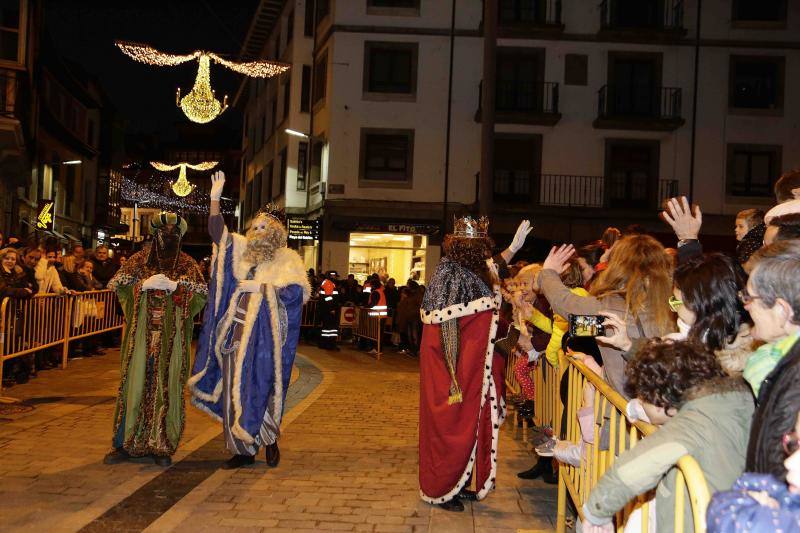 Los Reyes llegaron al oriente de Asturias: Amieva, Cabrales, Arriondas, Infiesto, Colombres, Panes, Ponga, Ribadesella, Villamayor, Cangas de Onís y Llanes cargados de buenos deseos. 