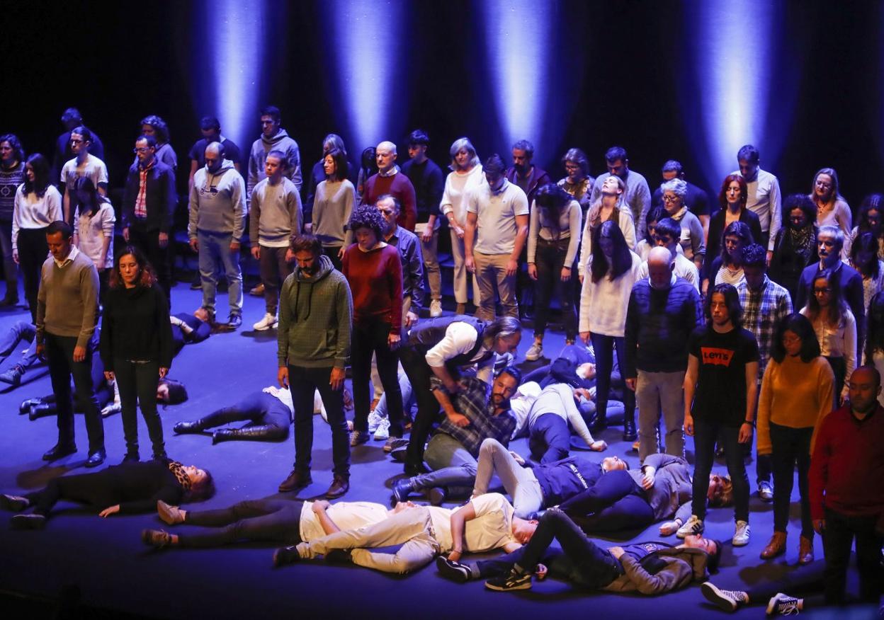 Quienes se atrevieron a subir a las tablas del Jovellanos y ponerse en las manos del francés pronto cayeron rendidos sobre el escenario. 