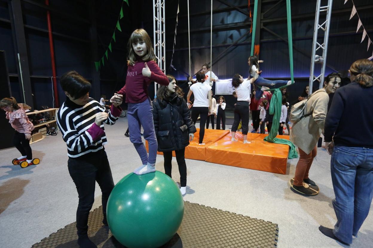 Niños haciendo equilibrios y acrobacias en el circo bajo el tejado. 