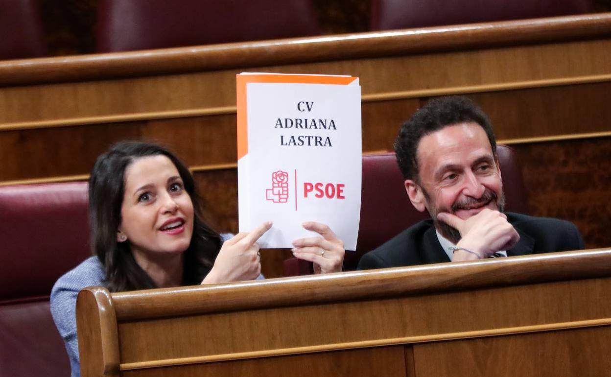 Inés Arrimadas, con el cartel dedicado a Adriana Lastra. 