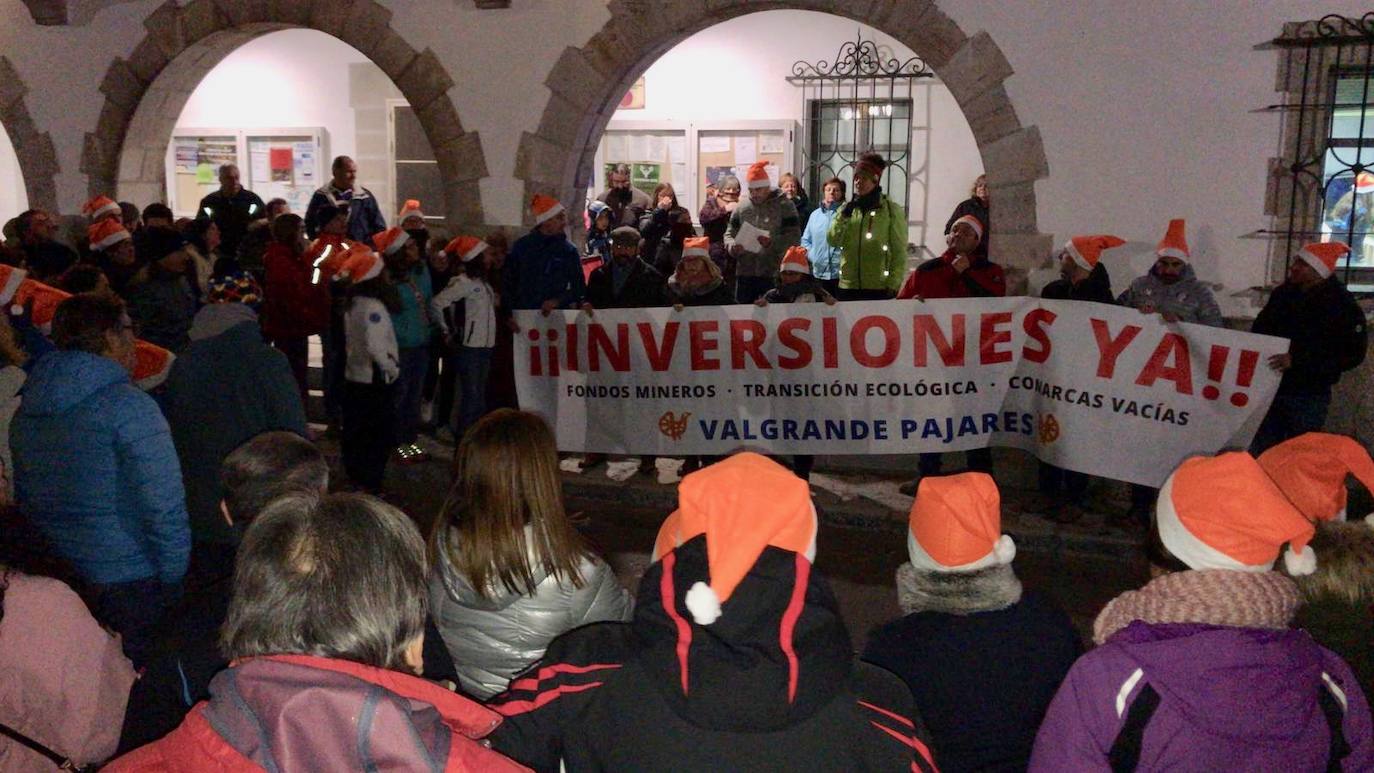 Esquiadores, trabajadores, vecinos de Villamanín y empresarios, en la concentración para pedir inversiones en Pajares. 