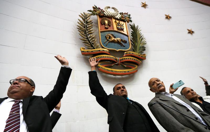 Fuerzas policiales han impedido la entrada a Juan Guaidó y otros diputados opositores a la Asamblea Nacional de Venezuela, que ha elegido como nuevo presidente a Luis Parra.