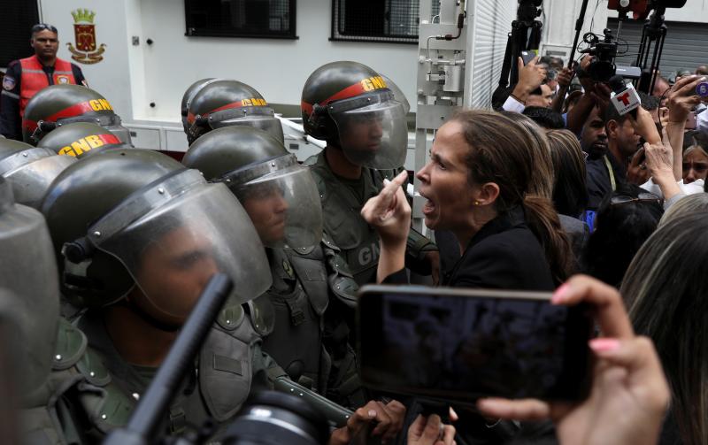 Fuerzas policiales han impedido la entrada a Juan Guaidó y otros diputados opositores a la Asamblea Nacional de Venezuela, que ha elegido como nuevo presidente a Luis Parra.