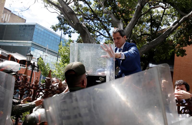 Fuerzas policiales han impedido la entrada a Juan Guaidó y otros diputados opositores a la Asamblea Nacional de Venezuela, que ha elegido como nuevo presidente a Luis Parra.