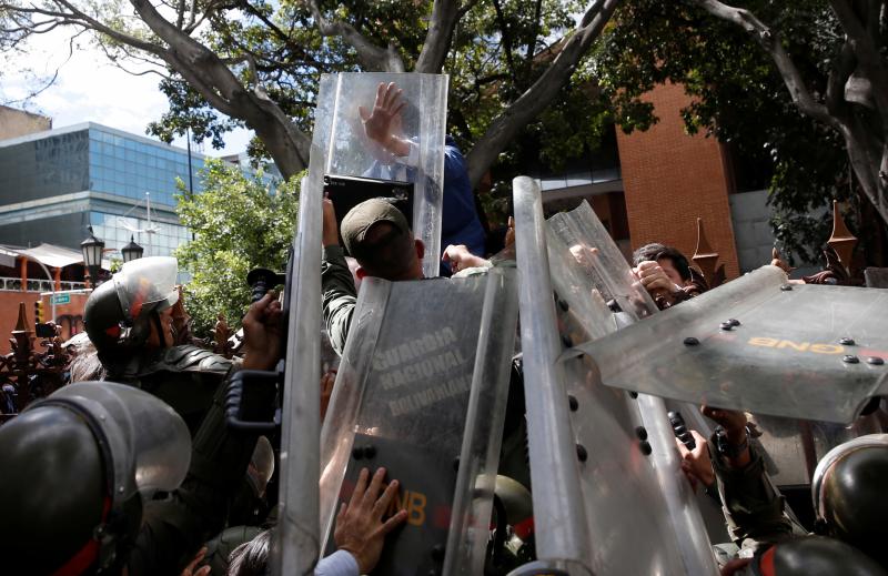 Fuerzas policiales han impedido la entrada a Juan Guaidó y otros diputados opositores a la Asamblea Nacional de Venezuela, que ha elegido como nuevo presidente a Luis Parra.