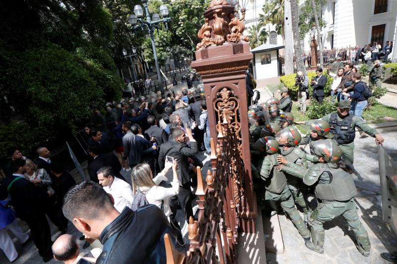 Fuerzas policiales han impedido la entrada a Juan Guaidó y otros diputados opositores a la Asamblea Nacional de Venezuela, que ha elegido como nuevo presidente a Luis Parra.