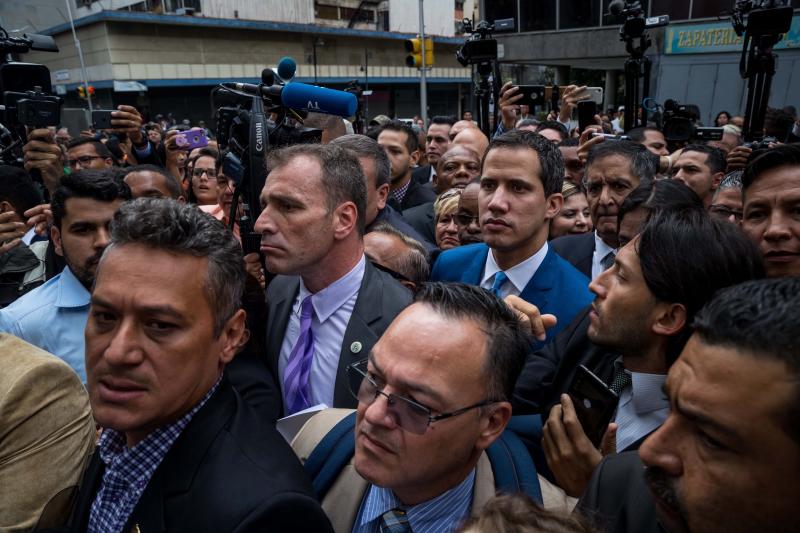 Fuerzas policiales han impedido la entrada a Juan Guaidó y otros diputados opositores a la Asamblea Nacional de Venezuela, que ha elegido como nuevo presidente a Luis Parra.