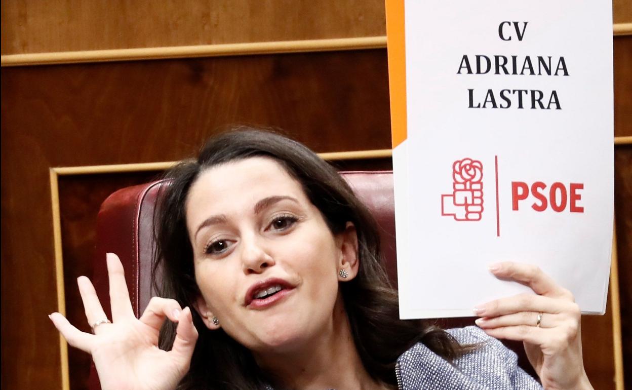 Inés Arrimadas muestra el cartel con el que atacó a Adriana Lastra. 