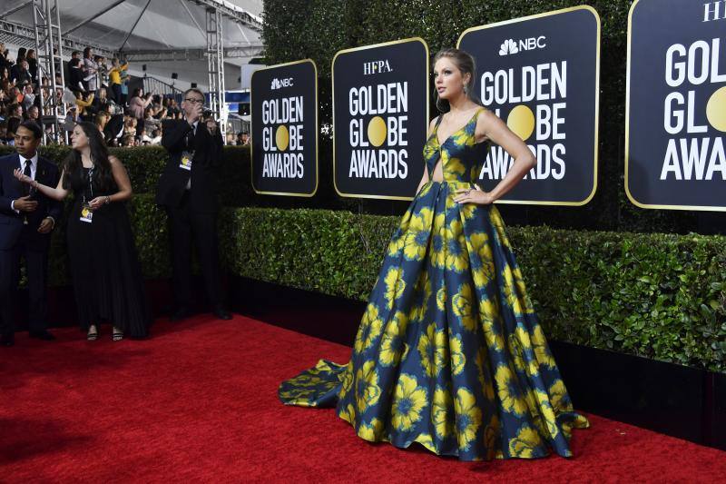 La alfombra roja de los Globos de Oro sigue siendo, después de la entrega de premios, el segundo gran foco mediático de la gala. Las estrellas desfilan sobre ella con modelos en los que la nada se deja a la casualidad. Vestidos cortos, largos, plumas, chaqués, sombreros, brillos y transparencias lucen tras los flases antes de protagonizar la crónica de color de la cita cinematográfica. A la interpretación de cada uno queda el calificativo que se otorga a las propuestas. 