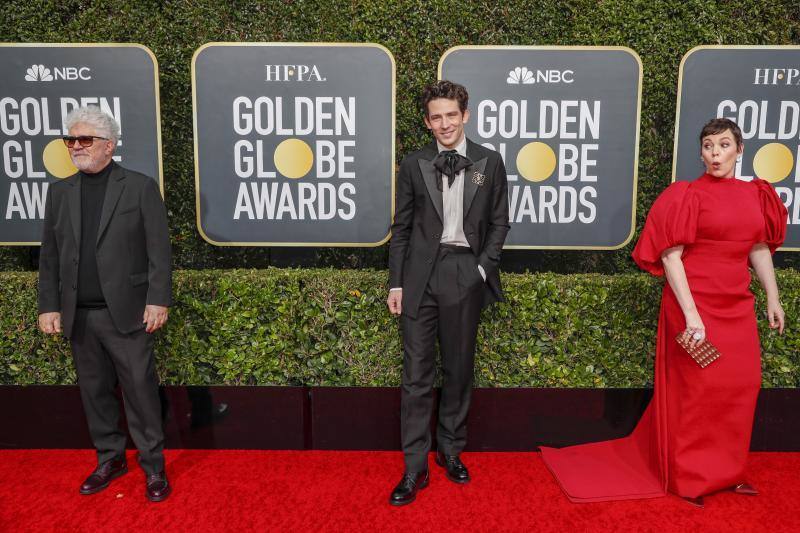 La alfombra roja de los Globos de Oro sigue siendo, después de la entrega de premios, el segundo gran foco mediático de la gala. Las estrellas desfilan sobre ella con modelos en los que la nada se deja a la casualidad. Vestidos cortos, largos, plumas, chaqués, sombreros, brillos y transparencias lucen tras los flases antes de protagonizar la crónica de color de la cita cinematográfica. A la interpretación de cada uno queda el calificativo que se otorga a las propuestas. 