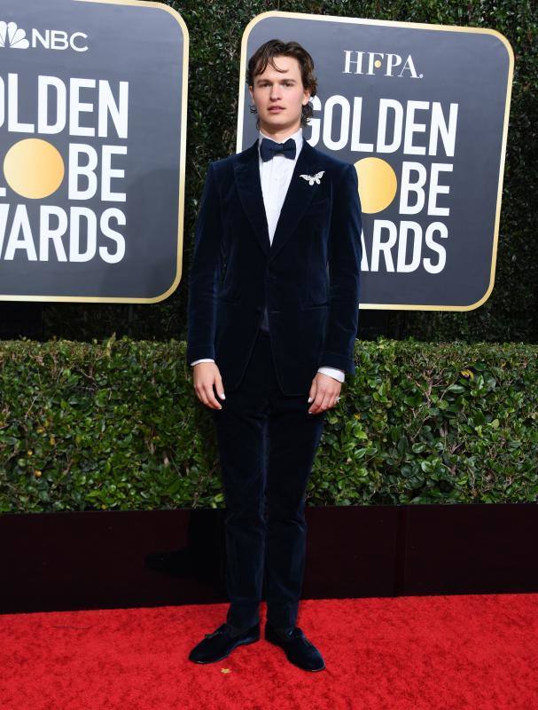 La alfombra roja de los Globos de Oro sigue siendo, después de la entrega de premios, el segundo gran foco mediático de la gala. Las estrellas desfilan sobre ella con modelos en los que la nada se deja a la casualidad. Vestidos cortos, largos, plumas, chaqués, sombreros, brillos y transparencias lucen tras los flases antes de protagonizar la crónica de color de la cita cinematográfica. A la interpretación de cada uno queda el calificativo que se otorga a las propuestas. 