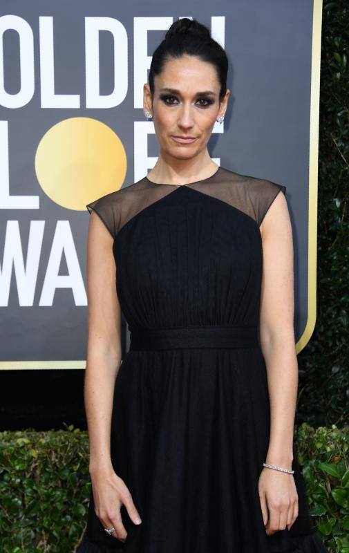 La alfombra roja de los Globos de Oro sigue siendo, después de la entrega de premios, el segundo gran foco mediático de la gala. Las estrellas desfilan sobre ella con modelos en los que la nada se deja a la casualidad. Vestidos cortos, largos, plumas, chaqués, sombreros, brillos y transparencias lucen tras los flases antes de protagonizar la crónica de color de la cita cinematográfica. A la interpretación de cada uno queda el calificativo que se otorga a las propuestas. 