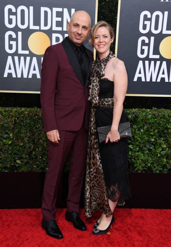 La alfombra roja de los Globos de Oro sigue siendo, después de la entrega de premios, el segundo gran foco mediático de la gala. Las estrellas desfilan sobre ella con modelos en los que la nada se deja a la casualidad. Vestidos cortos, largos, plumas, chaqués, sombreros, brillos y transparencias lucen tras los flases antes de protagonizar la crónica de color de la cita cinematográfica. A la interpretación de cada uno queda el calificativo que se otorga a las propuestas. 