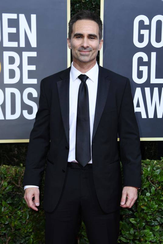 La alfombra roja de los Globos de Oro sigue siendo, después de la entrega de premios, el segundo gran foco mediático de la gala. Las estrellas desfilan sobre ella con modelos en los que la nada se deja a la casualidad. Vestidos cortos, largos, plumas, chaqués, sombreros, brillos y transparencias lucen tras los flases antes de protagonizar la crónica de color de la cita cinematográfica. A la interpretación de cada uno queda el calificativo que se otorga a las propuestas. 