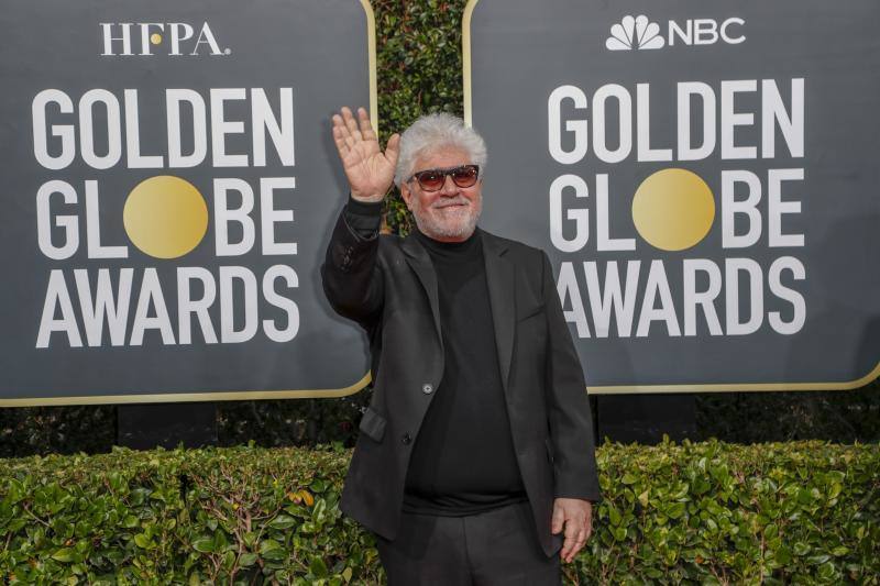 La alfombra roja de los Globos de Oro sigue siendo, después de la entrega de premios, el segundo gran foco mediático de la gala. Las estrellas desfilan sobre ella con modelos en los que la nada se deja a la casualidad. Vestidos cortos, largos, plumas, chaqués, sombreros, brillos y transparencias lucen tras los flases antes de protagonizar la crónica de color de la cita cinematográfica. A la interpretación de cada uno queda el calificativo que se otorga a las propuestas. 