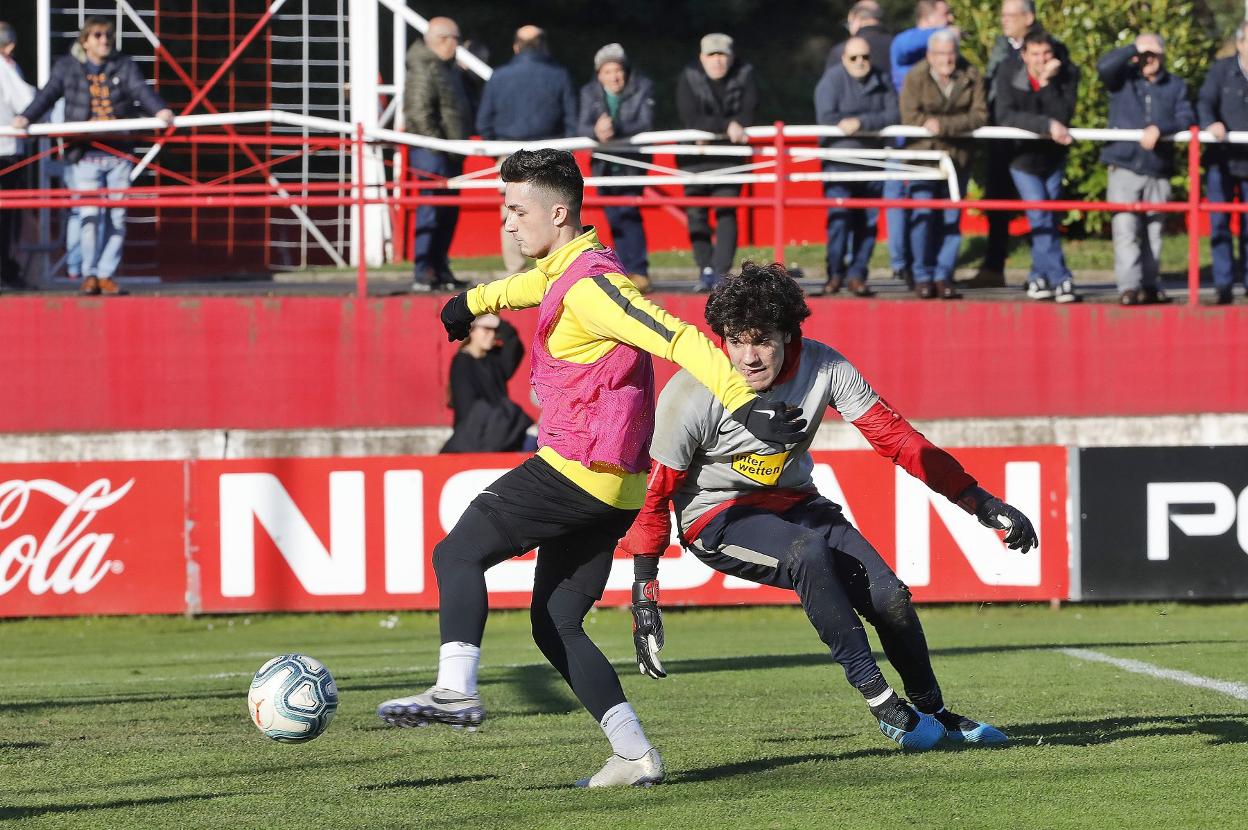 Manu García, ayer, superando a Javi Izquierdo. 