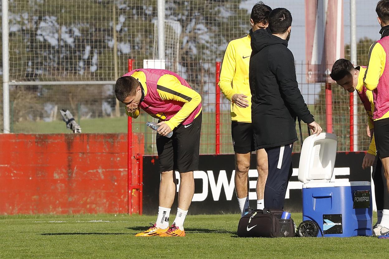 Djurdjevic, en un descanso del entrenamiento de ayer, se limpia la nariz con agua. 