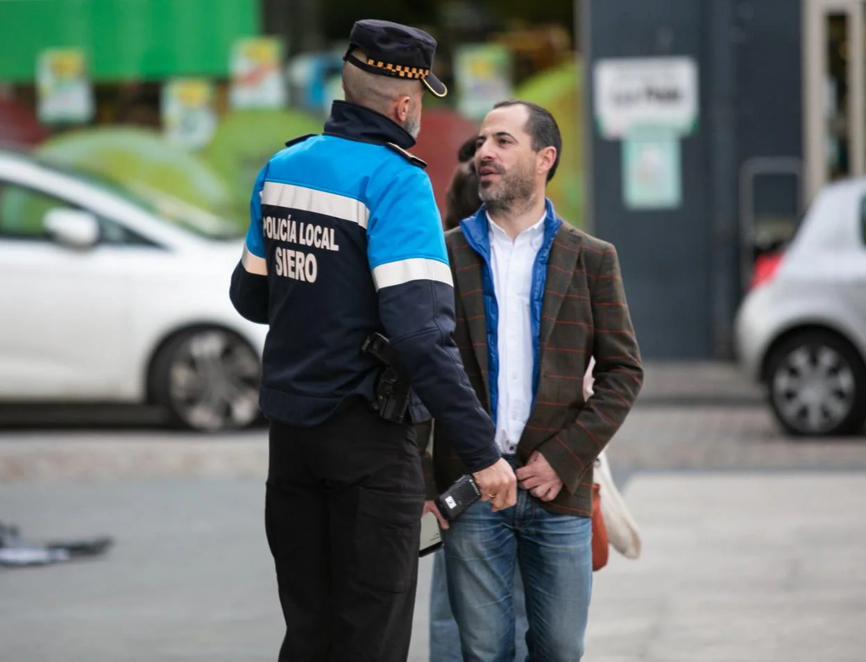 El alcalde de Siero, Ángel García, charlando con un agente de la Policía Local en una calle de la Pola. 