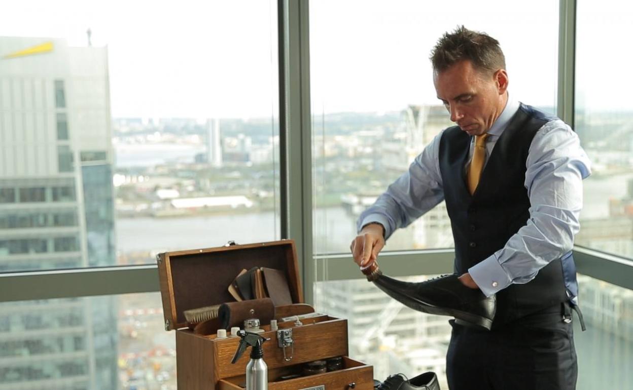 Drew Goodall limpiando unos zapatos.