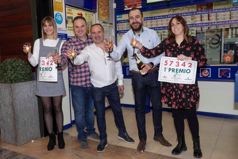 El 'Gordo' de la Lotería de El Niño, correspondiente al número 57342, ha llevado la alegría a numerosos puntos de España, donde los afortunados no han dudado en salir a la calle y descorchar el cava para celebrar el premio con amigos y familiares.