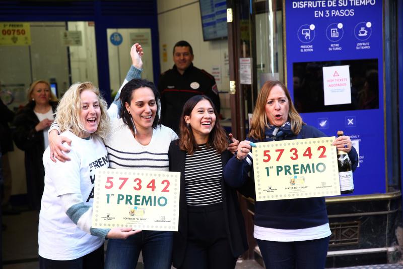 El 'Gordo' de la Lotería de El Niño, correspondiente al número 57342, ha llevado la alegría a numerosos puntos de España, donde los afortunados no han dudado en salir a la calle y descorchar el cava para celebrar el premio con amigos y familiares.