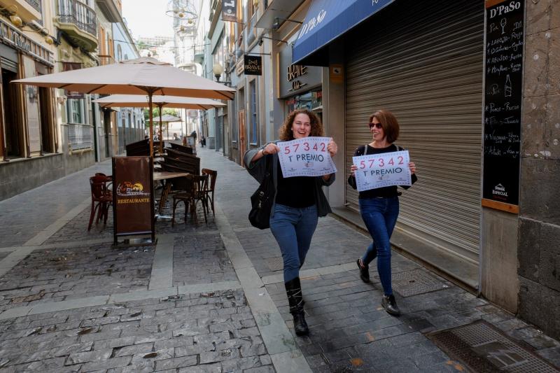 El 'Gordo' de la Lotería de El Niño, correspondiente al número 57342, ha llevado la alegría a numerosos puntos de España, donde los afortunados no han dudado en salir a la calle y descorchar el cava para celebrar el premio con amigos y familiares.