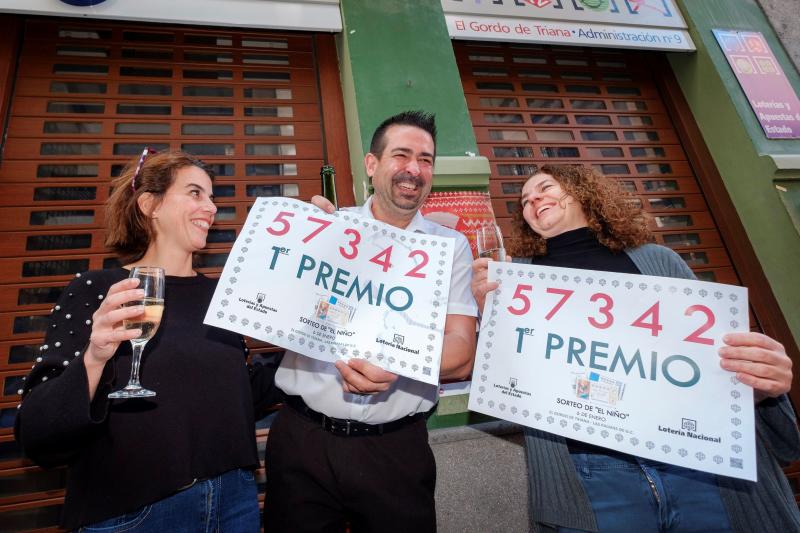 El 'Gordo' de la Lotería de El Niño, correspondiente al número 57342, ha llevado la alegría a numerosos puntos de España, donde los afortunados no han dudado en salir a la calle y descorchar el cava para celebrar el premio con amigos y familiares.