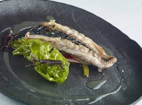 Isaac Loya propone esta xarda a la brasa con verduras escalivadas y algas en su restaurante