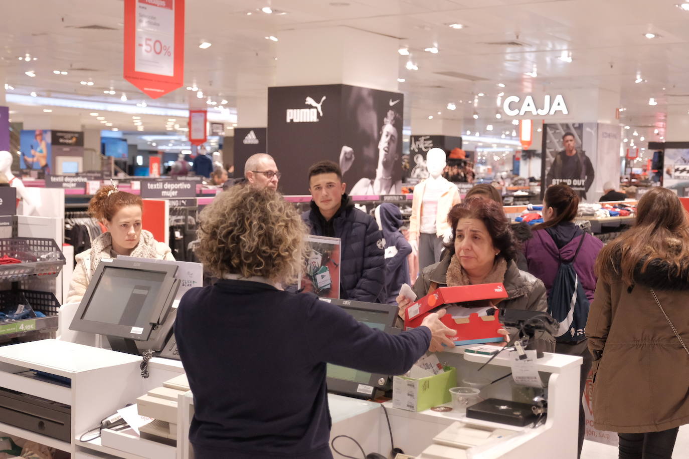 Este martes, primera jornada de tiendas abiertas después de la festividad de Reyes, se vieron algunas colas.