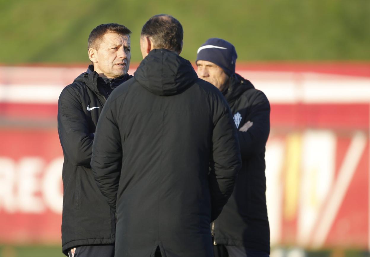 Miroslav Djukic, ayer durante un momento de la sesión, dialoga con Javi López, con Goran Pandurovic al fondo. 