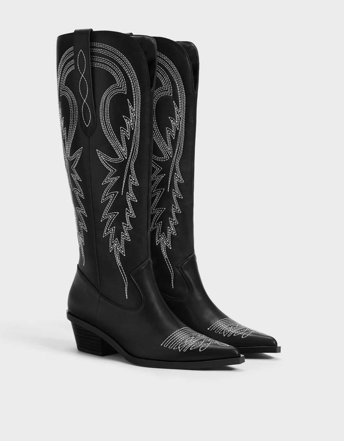 Botas estilo cowboy en color negro y con bordados a contraste de Bershka (39,99 euros).