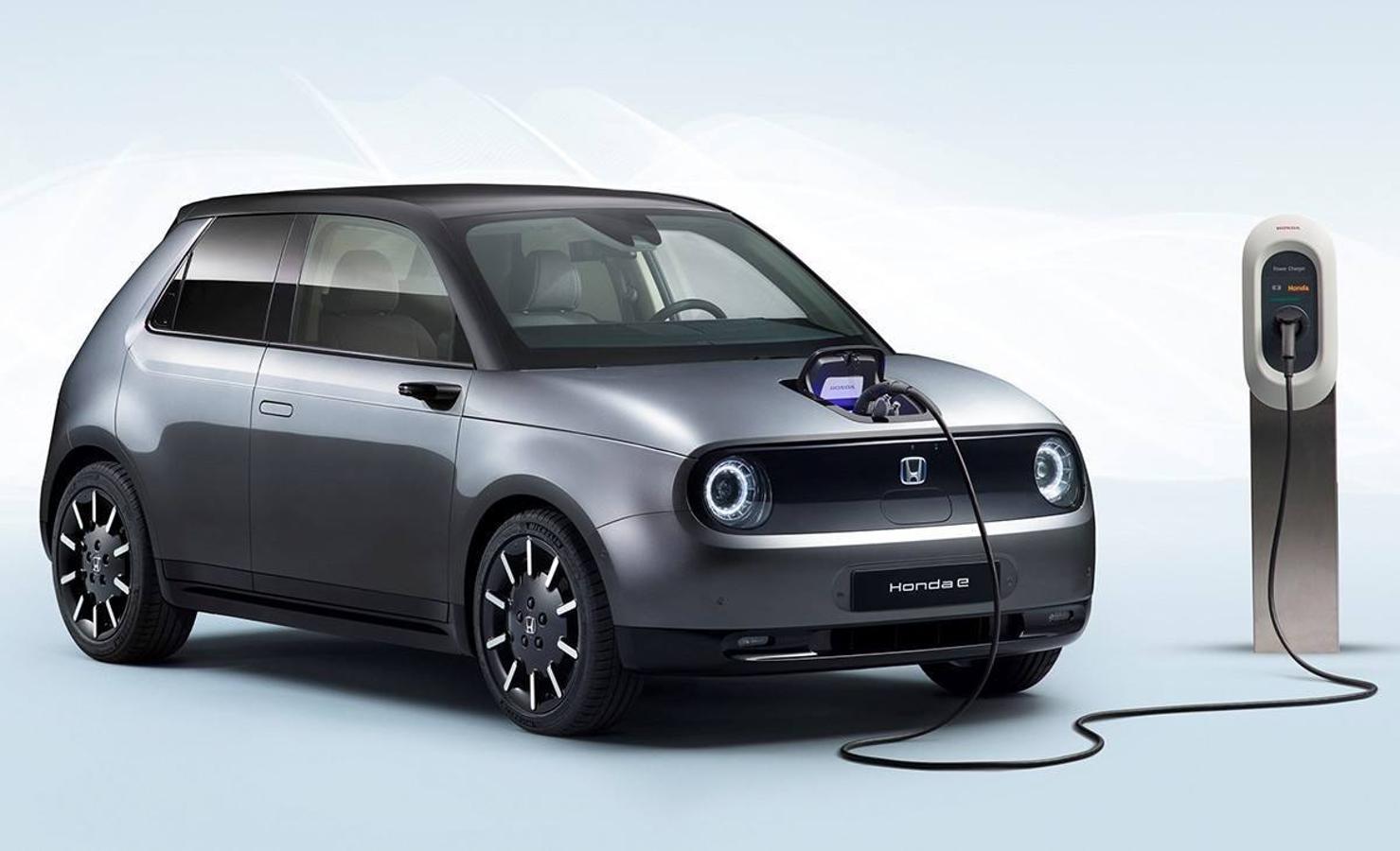 Honda e: Después de mucha espera, el Honda -e ya ha llegado a España con uno de los modelos más esperados del fabricante japonés. Un diseño único de inspiración setentera, con las últimas innovaciones en tecnología, incluidas unas cámaras que sustituyen a los espejos retrovisores, un asistente de estacionamiento, entre otras innovaciones. Debido a lo pequeño que es, la autonomía no es el fuerte del Honda e, ya que se queda en 220 Km y con unos 154 caballos. Estará disponible por 37.800 euros.