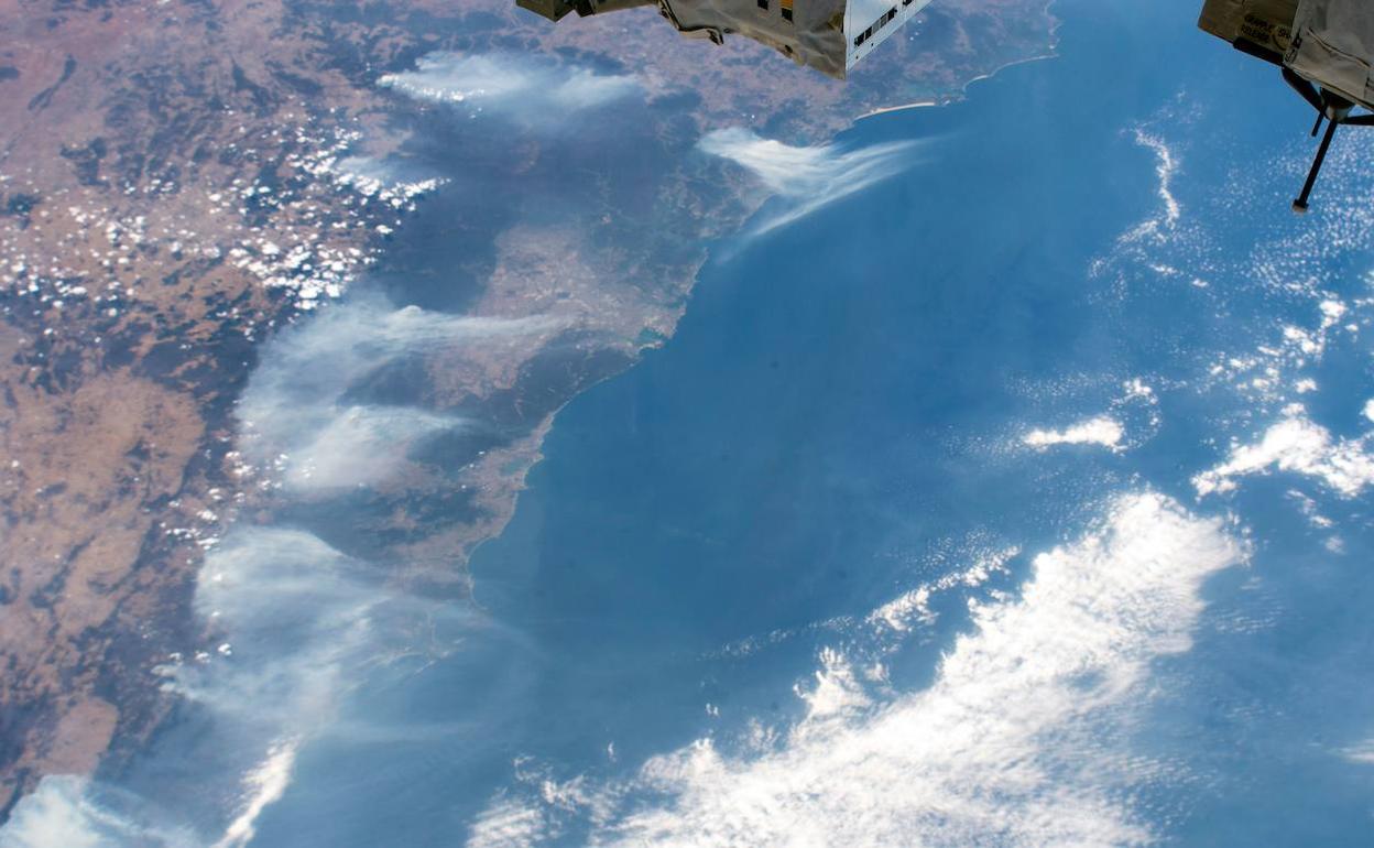 Imagen tomada desde la Estación Espacial Internacional del humo de los incendidos que afectan a Australia.