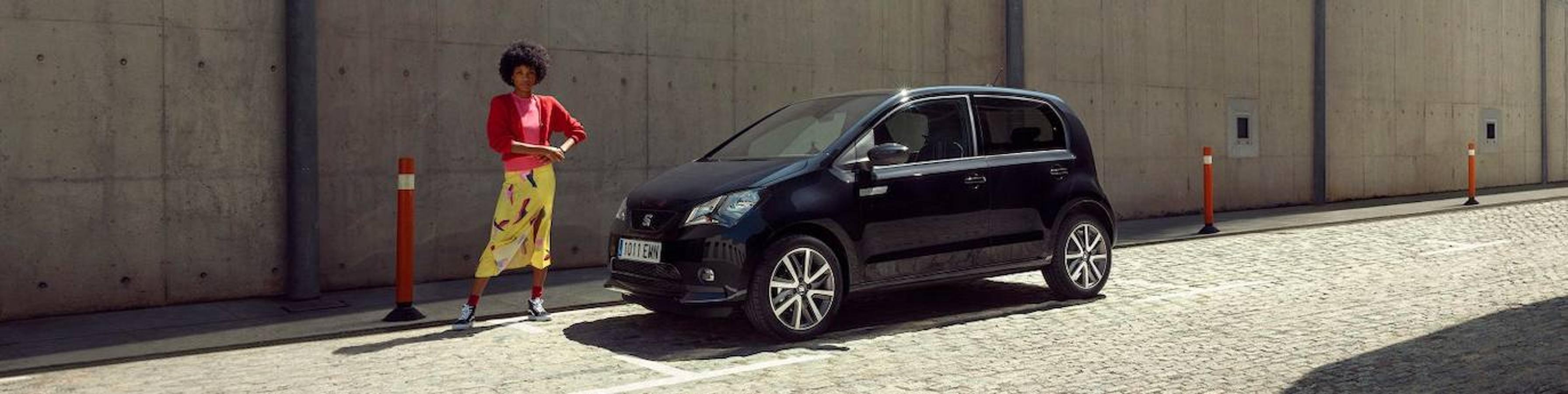 Seat Mii eléctrico: Perfecto para recorrer las grandes ciudades por ser eléctrico y sobre todo por sus idóneas dimensiones (3,55 m) y a su excepcional diámetro de giro de 9,8 m. Combina practicidad, dinamismo, tecnología avanzada, nuevos niveles de conectividad, precio asequible y un bajo coste de propiedad. La batería tiene una capacidad de 36,8 kWh y proporciona una autonomía de hasta 259 km. Conseguirlo te costará unos 21.230 euros.