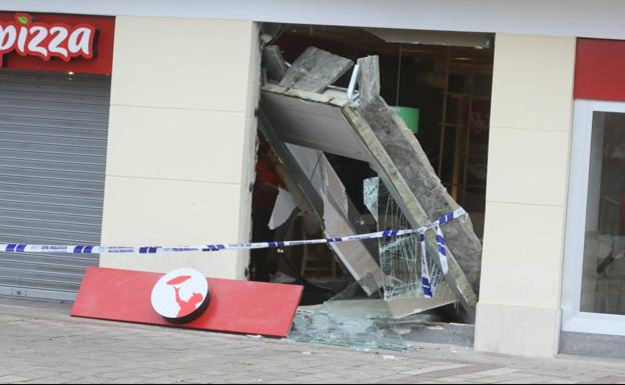 Estado en el que han dejado los ladrones uno de los ventanales. 