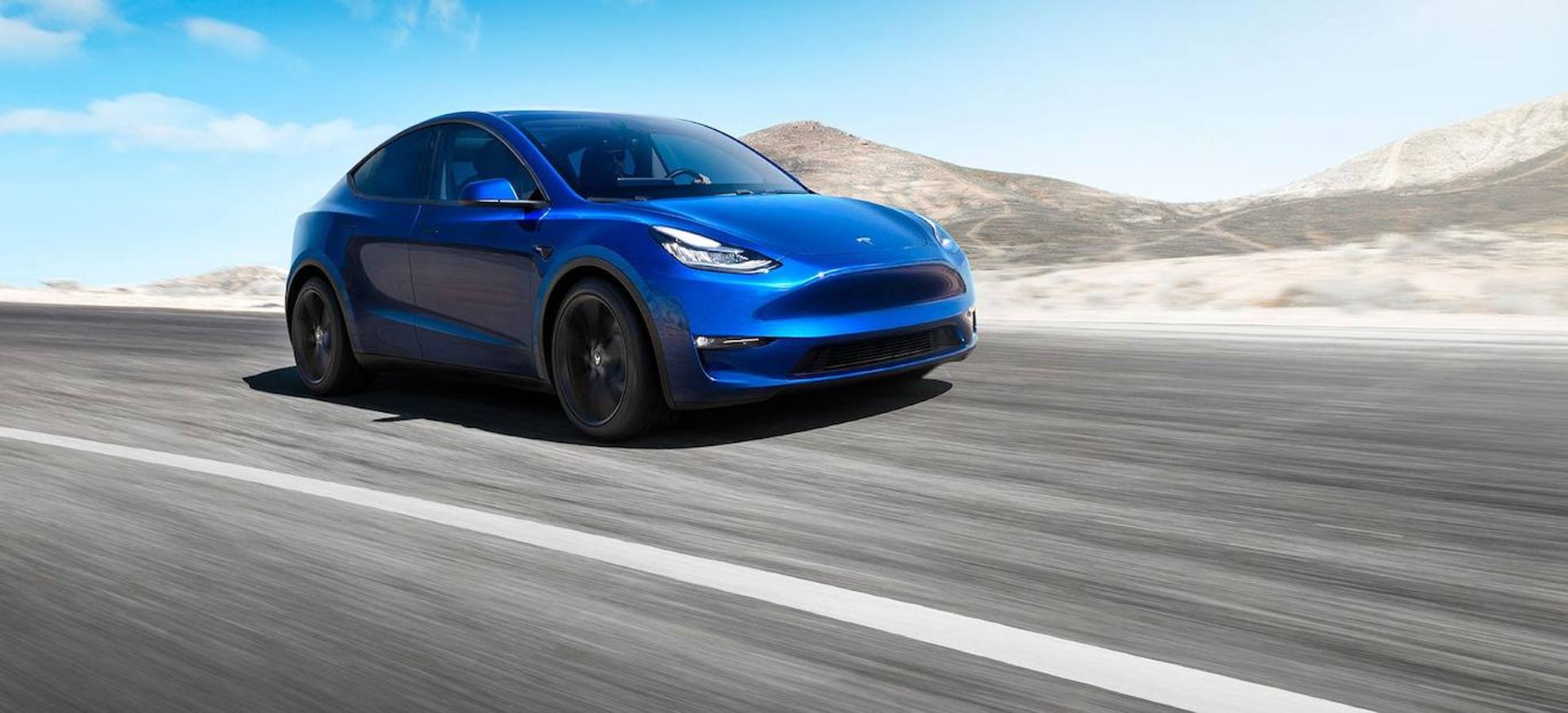 Tesla model Y: Se trata del primer SUV asequible de la compañía, que esta vez ha apostado por un coche más grande y práctico de lo habitual en el fabricante. Este nuevo modelo estará disponible en Europa en tres versiones, dependiendo de la tracción, la cantidad de motores y si están centrados en la autonomía o el rendimiento. La versión más barata será la de Gran Autonomía con tracción trasera y un sólo motor eléctrico con un precio aproximado de 58.000 euros.